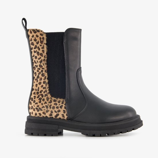 Zwarte Chelsea boot met luipaardprint aan de zijkanten en elastische inzet.