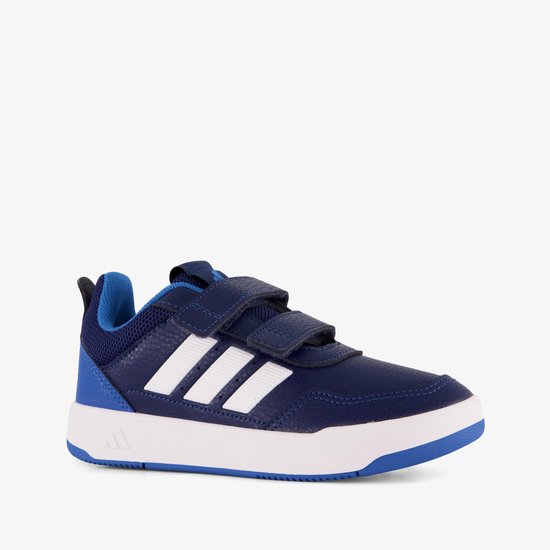 Blauwe Adidas sneaker met witte strepen, twee klittenbandsluitingen en een blauwe hiel.
