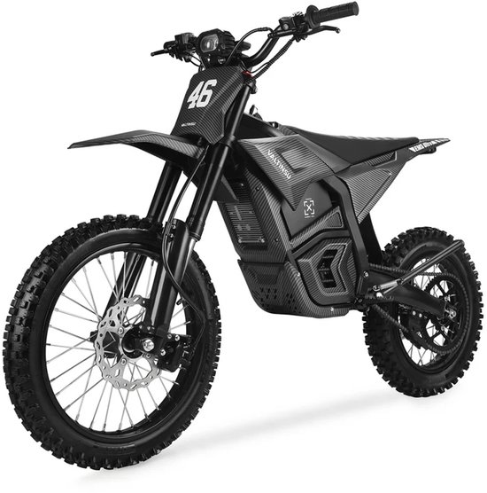 Moto cross électrique noire avec look carbone, numéro 46 sur le guidon, pneus tout-terrain.