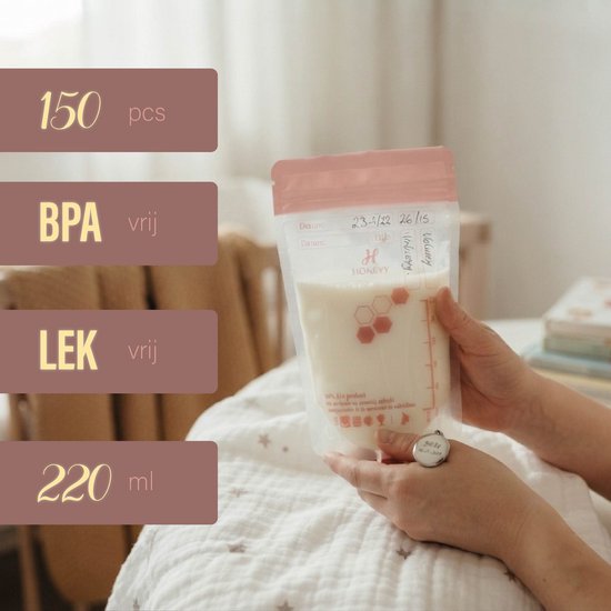 Vrouw houdt roze bewaarzakje gevuld met melk vast. Zakje heeft schaalverdeling, productinformatie en een dubbele sluiting.