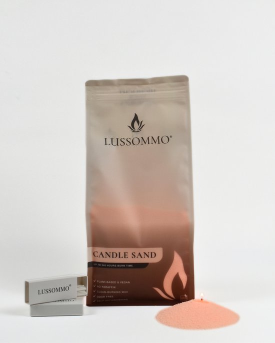 Licht oranje kaarsenzand in een verpakking van Lussommo, met een doosje lucifers en een hoopje zand.