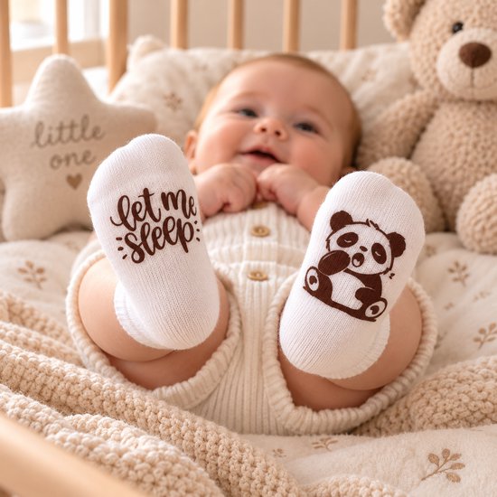 Babyvoetjes met witte kousen met de tekst 'let me sleep' en een panda.