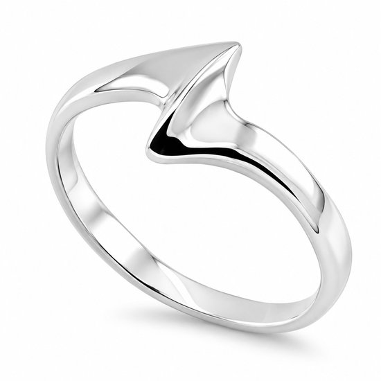 Zilverkleurige, minimalistische ring met een open V-vormig design. De ring is gepolijst en glanzend.