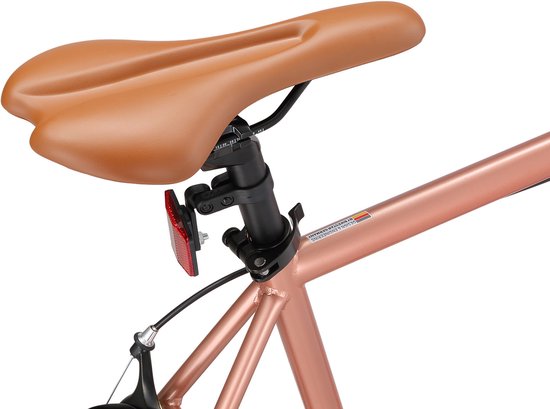 Bruin fietszadel met een koperkleurige zadelpen en een rode reflector.