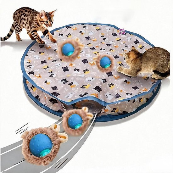 Twee katten spelen met blauwe balletjes op een ronde speelmat met een patroon van katten.