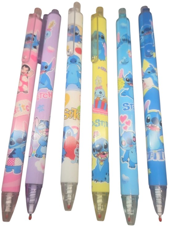 Six stylos avec des images de Stitch dans les couleurs rose, violet, blanc, jaune et bleu.