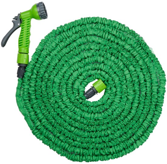 Opgerolde groene flexibele tuinslang met groene sproeikop en connector.