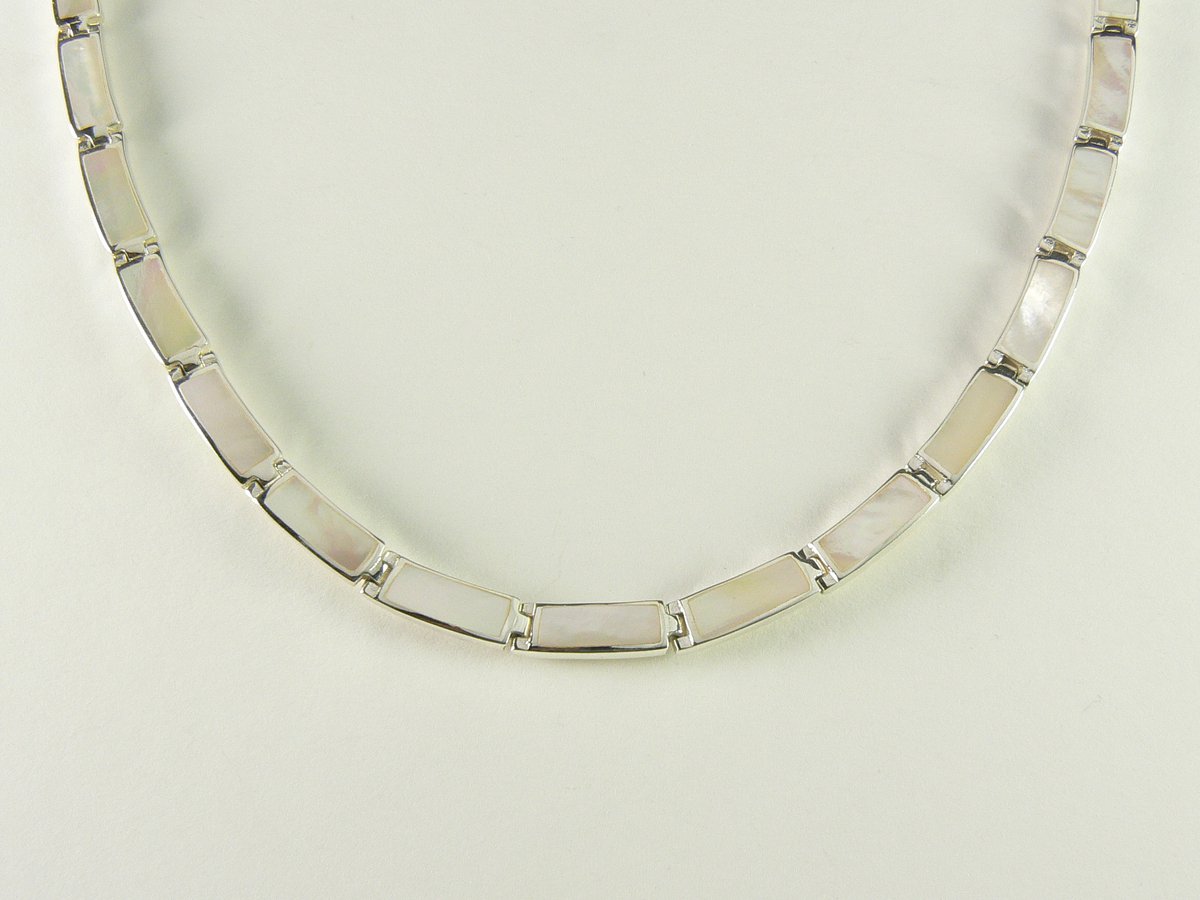 Zilveren collier met parelmoer