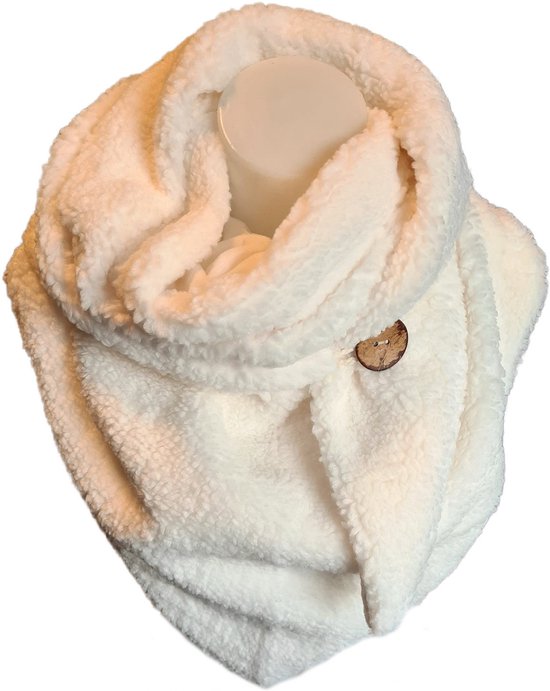 Witte teddy-sjaal gedrapeerd met een bruine knoop.