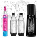 Zwarte Sodastream Terra machine met een roze gasfles en twee doorzichtige flessen gevuld met bruiswater.