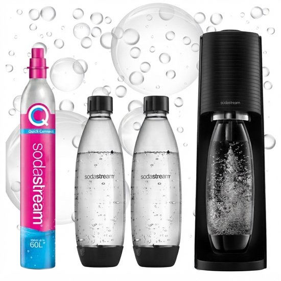 Zwarte Sodastream Terra machine met een roze gasfles en twee doorzichtige flessen gevuld met bruiswater.
