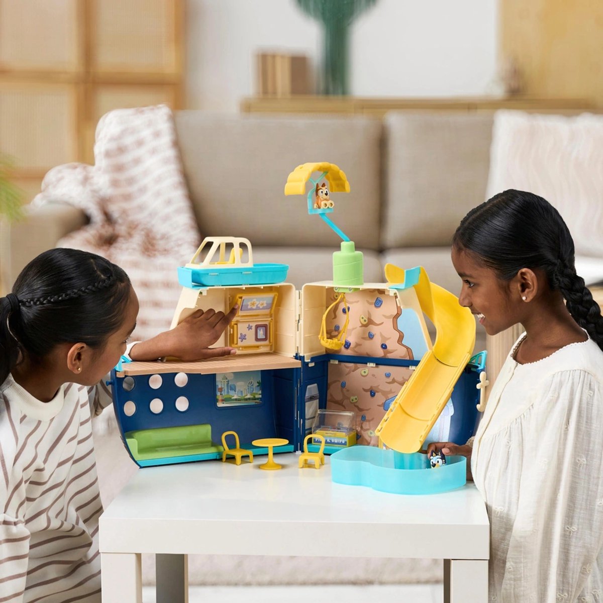 Bluey - Cruiseschip Speelset + 2 Figuren + 1 Speeboot + 13 Accessoires - Bluey Speelgoed - Speelgoed vanaf 3 Jaar - Boot - Schip