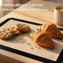 Een siliconen bakmat met chocoladekoekjes en croissants, een herbuikbare en BPA-vrije optie.