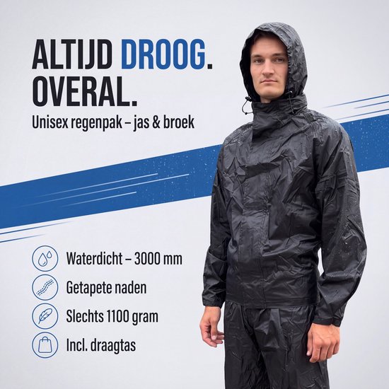 Man in zwart regenpak met capuchon. Tekst: Altijd droog. Unisex regenpak - jas & broek.