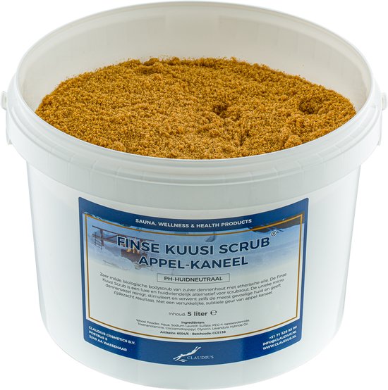Wit plastic emmer met een gele, korrelige bodyscrub en een blauw etiket met tekst, o.a. 'Finse Kuusi Scrub Appel-Kaneel'.
