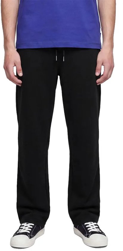 Zwarte joggingbroek met koord in de taille, gedragen met een blauw T-shirt en sneakers op een witte achtergrond.