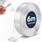 Rol transparante dubbelzijdige montagetape van 6 meter lang en 3 cm breed, met schaar voor afknippen.