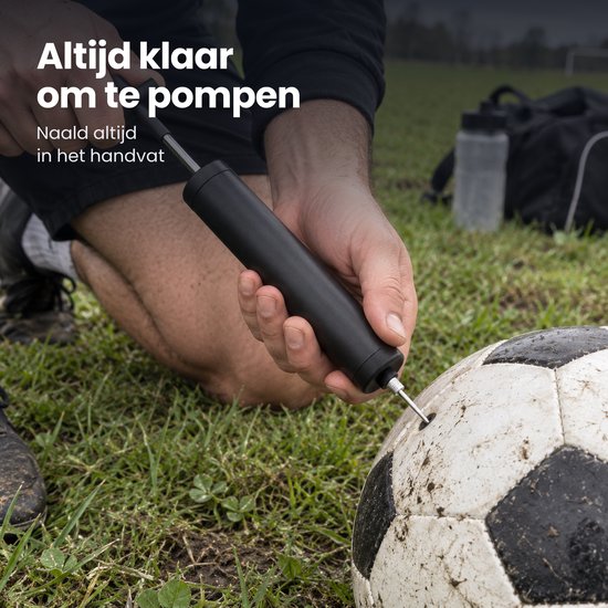Iemand pompt een voetbal op in het veld; tekst: Altijd klaar om te pompen, Naald altijd in het handvat.