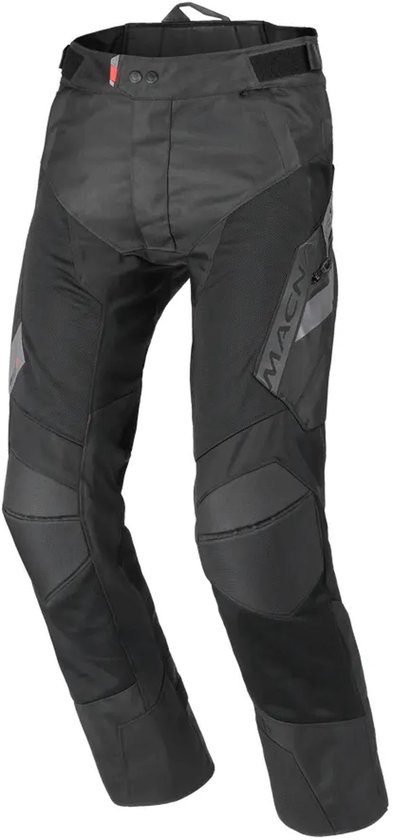 Zwarte Macna motorbroek van textiel met verstevigde kniestukken en reflecterende details op de zijkanten.