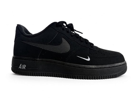 Zijkant van een zwarte Nike sneaker met AIR-logo op de zool en een geborduurde witte Nike swoosh.