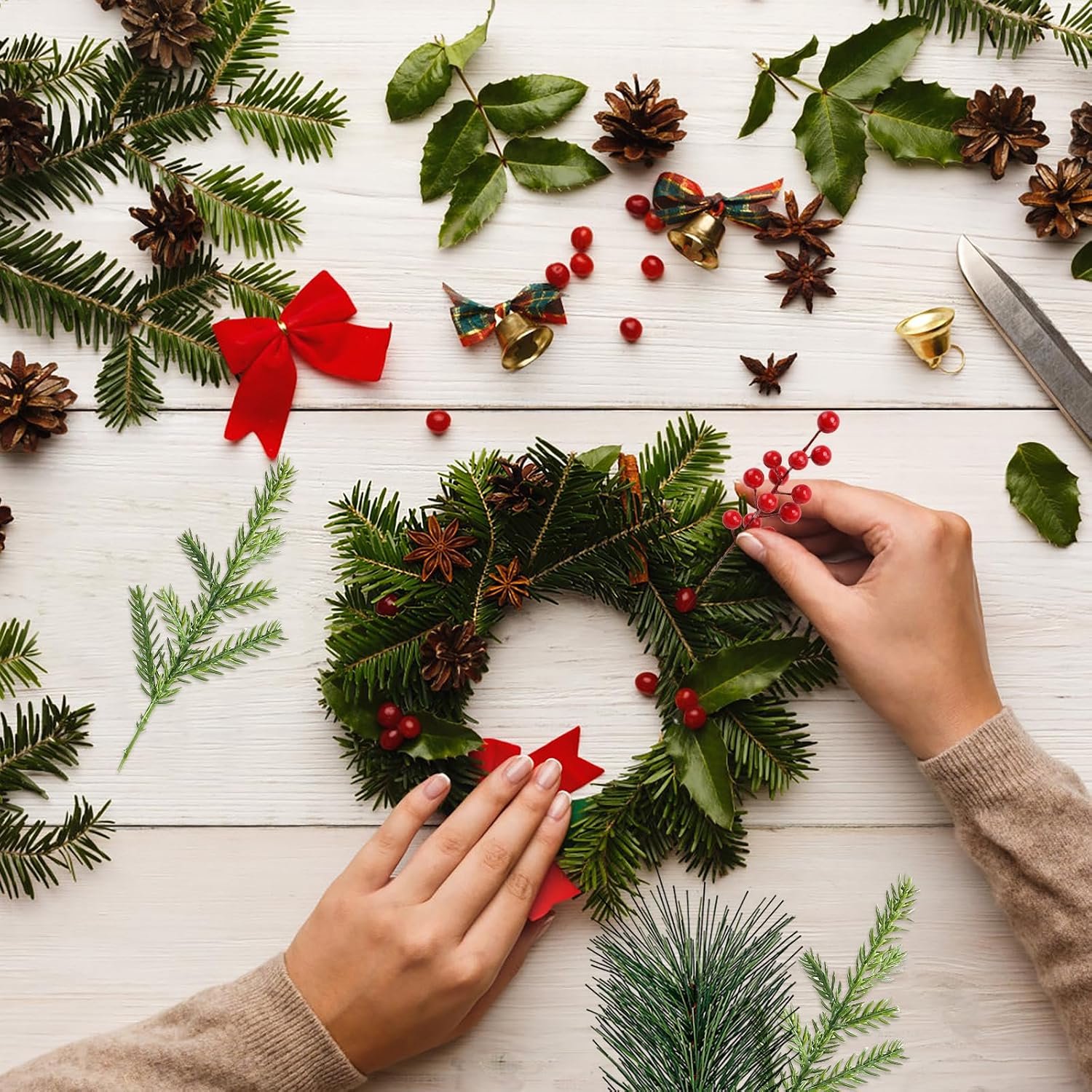 60 stuks kunstmatige dennentakken met kerstbessen - Rode bessen aan kunstmatige - groene kersttakken met dennennaalden - ornamenten voor kerstboomdecoraties, doe-het-zelf krans - kerstkrans zelf te maken - kerstboom, wenskaarten, feestjes – foto 4