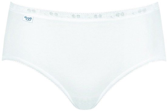 Witte midi-slip met Sloggi-logo en subtiel kanten randje langs de taille en beenopeningen.