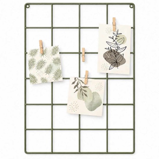 Olijfgroen metalen wandrooster met drie botanische kaarten bevestigd met houten knijpers.