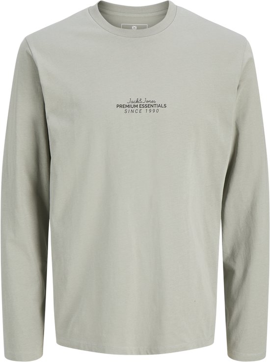 Lichtgroen shirt met lange mouwen en tekst 'JACK & JONES PREMIUM ESSENTIALS SINCE 1990' op de borst.