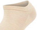 Close-up van de boord van een beige Falke Active Breeze sneakersok.