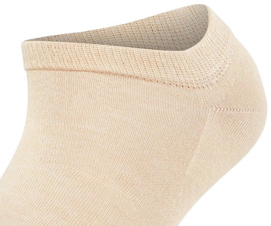 Close-up van de boord van een beige Falke Active Breeze sneakersok.