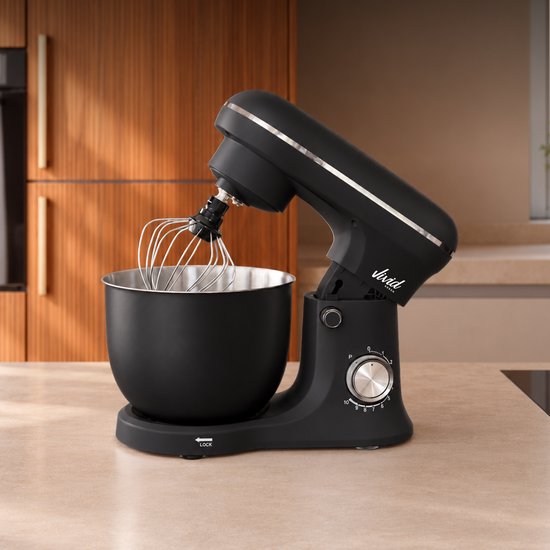 Zwarte Vivid Green keukenmachine met een roestvrijstalen mengkom en garde in een keuken.