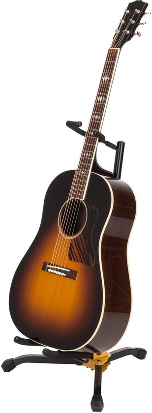 Akoestische gitaar met sunburst-finish op een zwarte standaard.