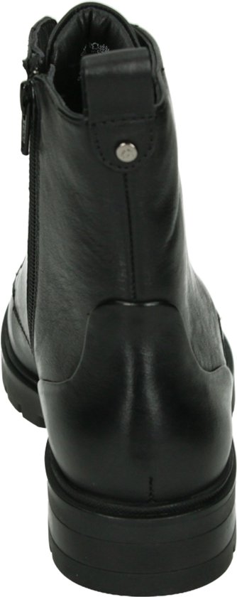 Zwarte leren veterbootie met ritssluiting aan de zijkant en een dikke zool, gezien vanaf de achterkant.