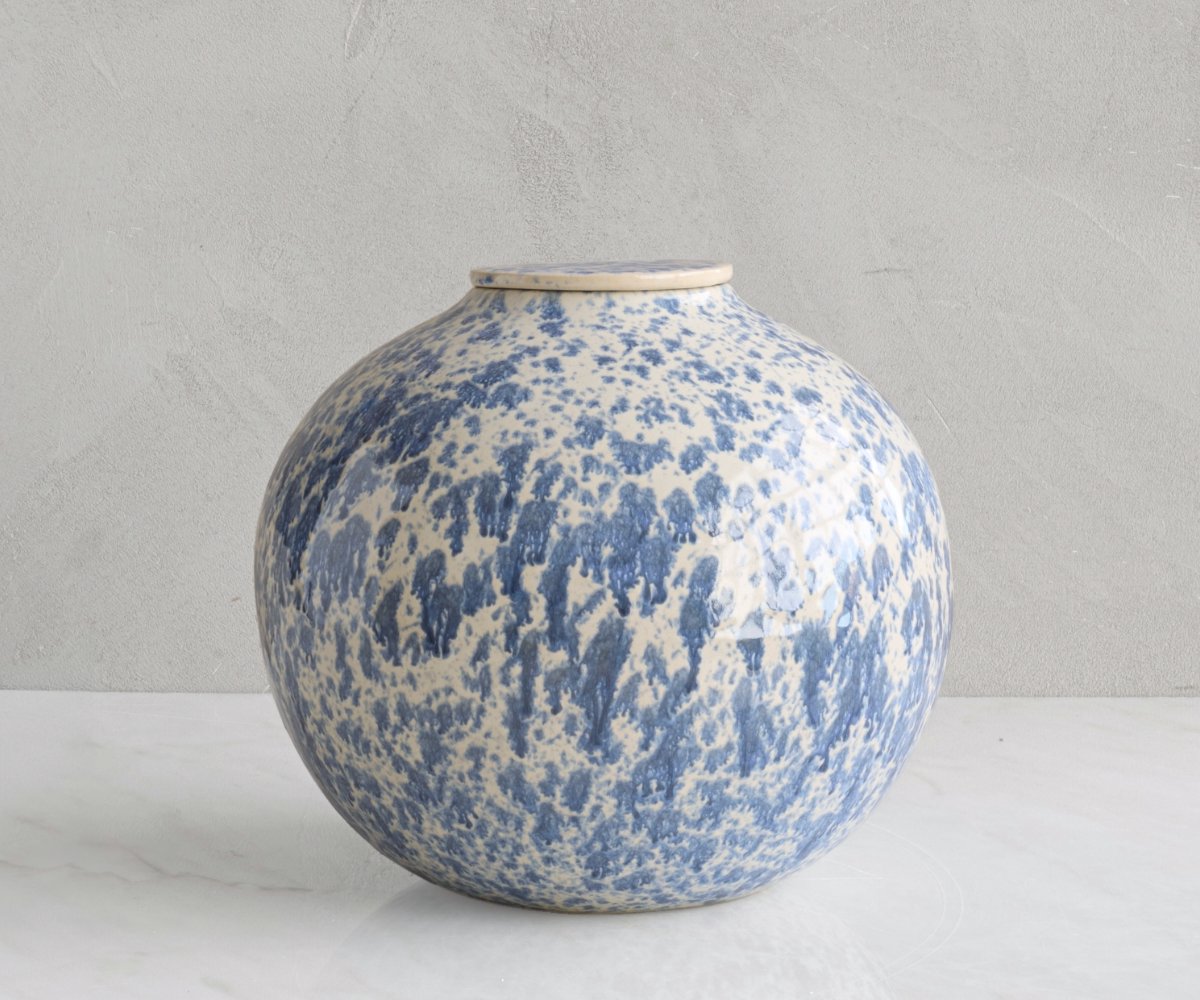 VEDA Urn - Handgemaakte Keramische Urn - Wit/Blauw Gespikkeld - 3.6 liter - Inclusief Aszak