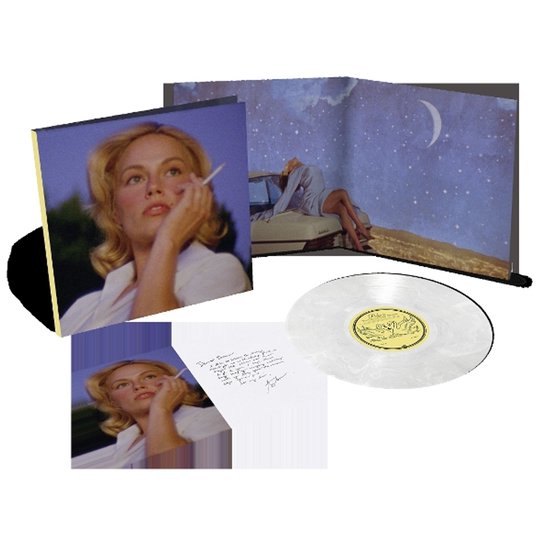 Albumhoes met een vrouw met een sigaret, een binnenhoes met een vrouw leunend op een auto onder een sterrenhemel, een brief en een heldere LP.