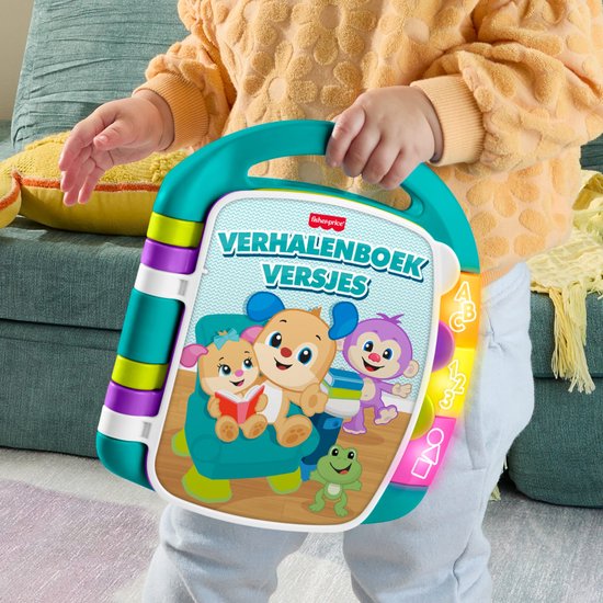 Een baby vasthoudend een groen en paars Fisher-Price 'Verhalenboek Versjes' met afbeeldingen van dieren.