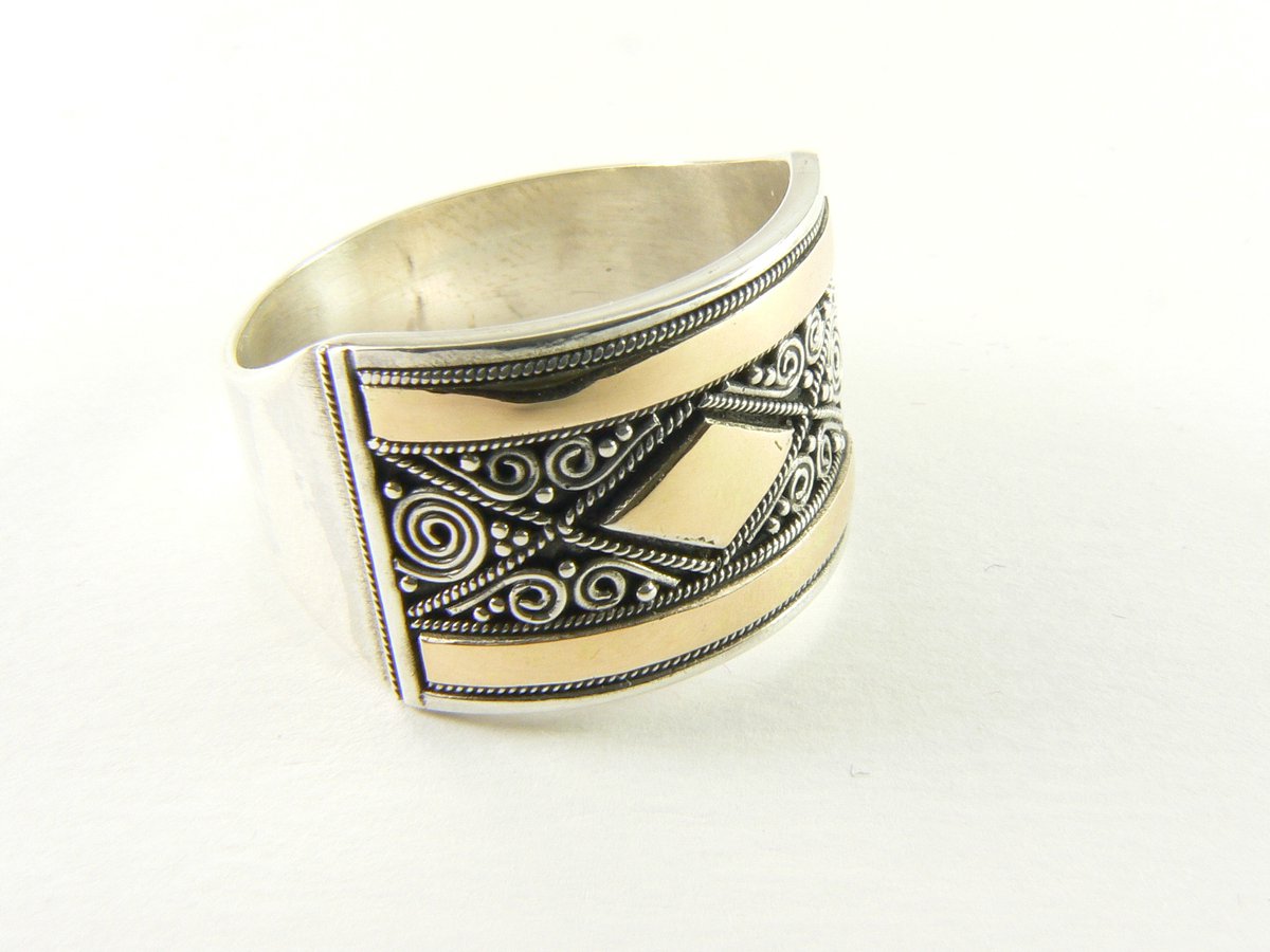 Traditionele bewerkte zilveren ring met 18k gouden decoraties - maat 19