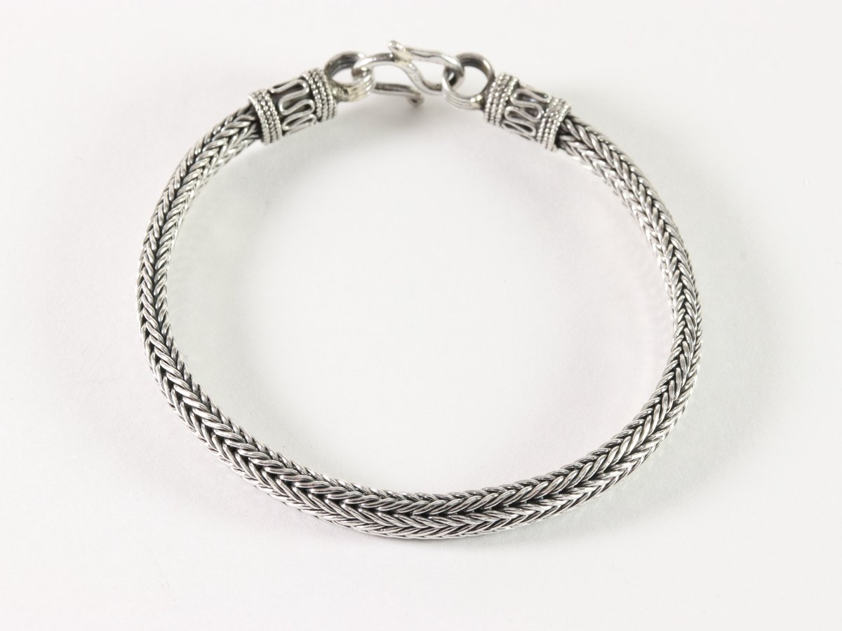Zware zilveren snake armband met bewerkte sluiting - 22 cm