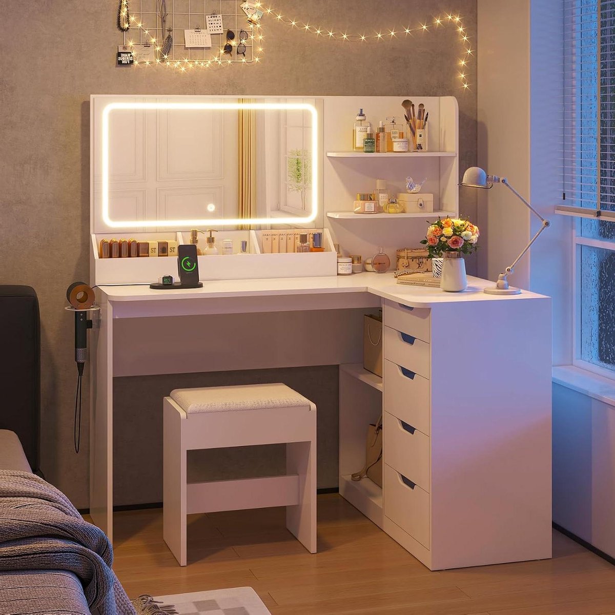 Hoek kaptafel met LED verlichting en spiegel – ABTKantoor Luxe Make-up Tafel L-vorm 120 cm met 5 Laden, Kruk, Stopcontact, Föhnhouder en Dimbare Verlichting – Wit 120x80x136 cm