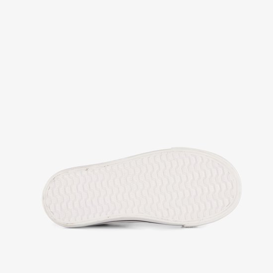 Onderkant van bordeauxrode hoge sneaker met witte zool.