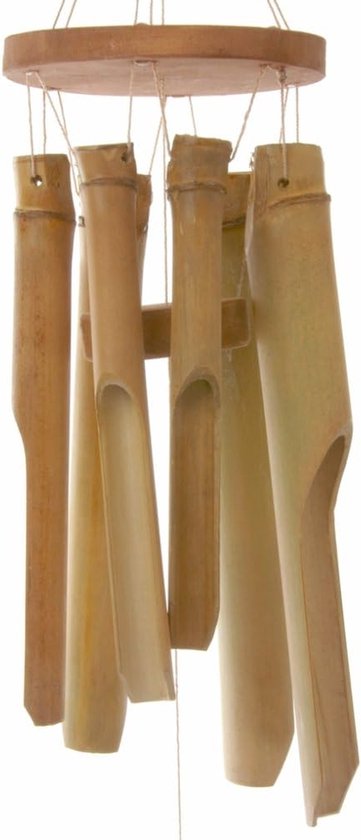 Windgong met korte, open bamboebuizen in natuurlijke bruintinten, opgehangen aan een houten schijf.