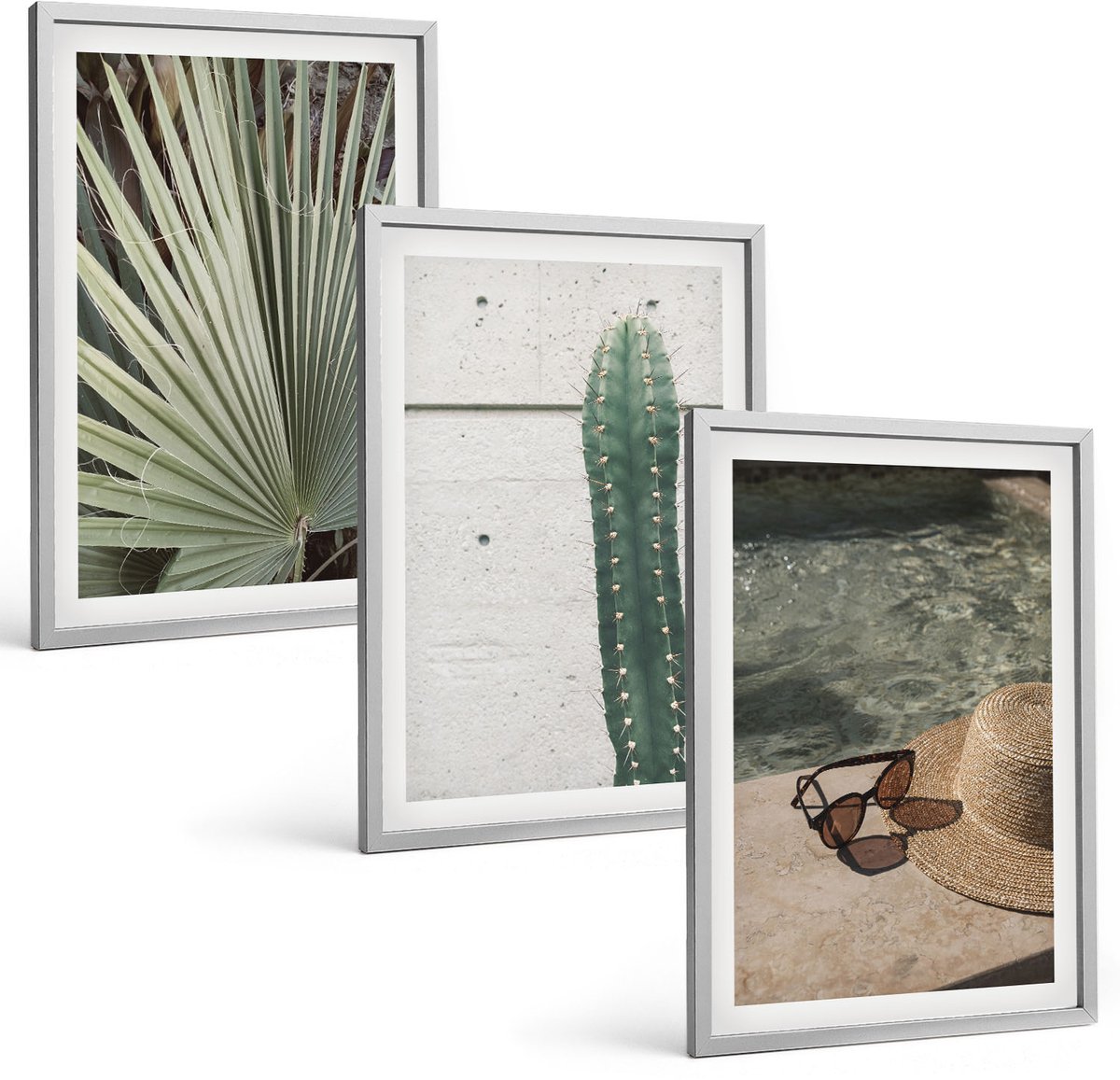 Coloray 3-Delige Schilderij Set - Tropische Planten En Vakantieaccessoires Aan Het Water - 40 x 60 cm - Wanddecoratie - Muurdecoratie - Moderne Interieurdecoratie