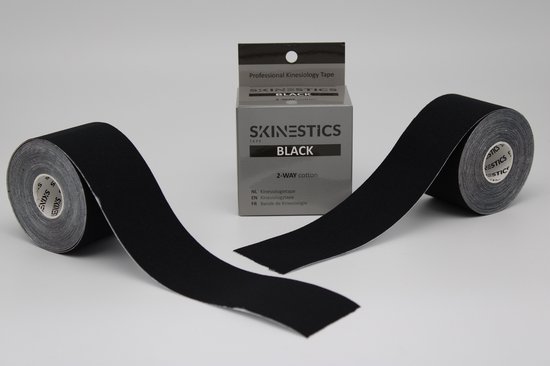 Twee rollen zwarte Skinestics kinesiotape met een doosje in het midden. "Professional Kinesiology Tape BLACK"