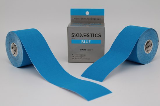 Twee rollen met blauwe Skinestics sporttape, met een doos in het midden met de tekst 'SKINESTICS BLUE'.