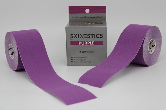 Twee rollen paarse Skinestics sporttape met doosje. Tekst op doos: 'Professional Kinesiology Tape', 'SKINESTICS', 'PURPLE', '2-WAY cotton'.