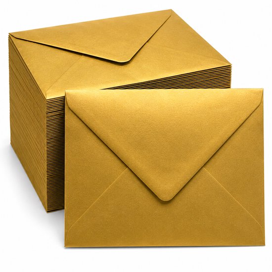 Stapel gouden enveloppen met een losse envelop vooraan.