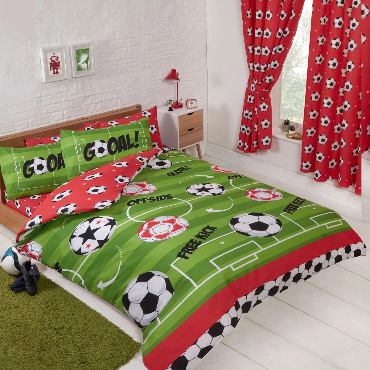 Voetbal dekbedovertrek - groen met rood - tweepersoons met 2 kussenslopen - Voetballen dekbed - 200x200 cm.