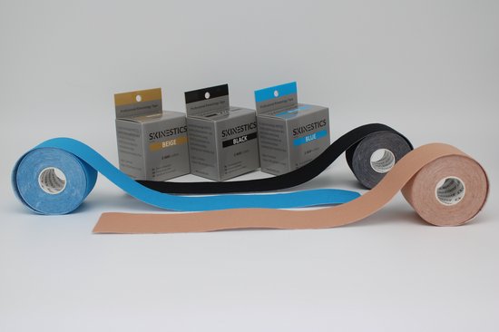 Drie rollen sporttape: blauw, zwart en beige, met bijbehorende dozen.