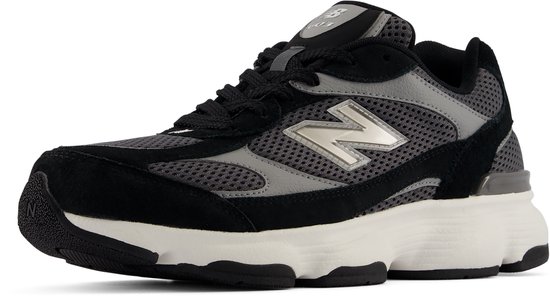Zwarte New Balance sneaker met grijze mesh en suède, witte dikke zool.