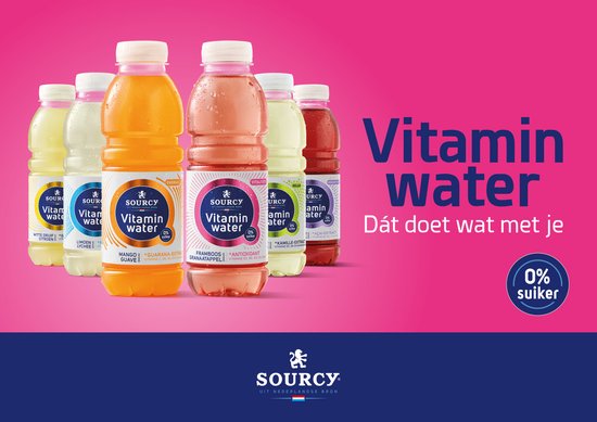 Groep Sourcy Vitamin Water flessen op roze achtergrond met de tekst 'Vitamin water. Dát doet wat met je'.